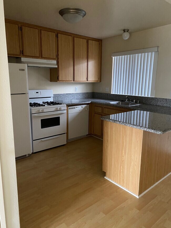 Building Photo - 4225 Del Mar Ave