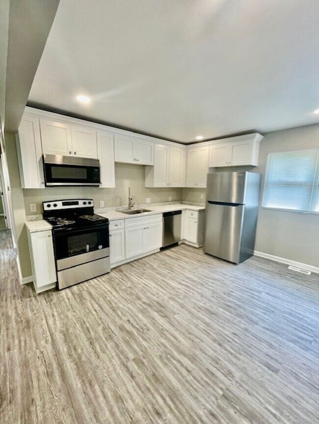 Building Photo - Spacious 5 Bedroom 2 Bath. This Home is Located in the Smallwood Community.