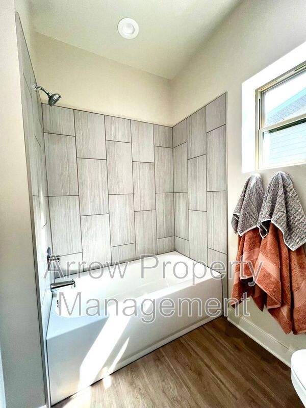 Building Photo - 1067 Claude Rd