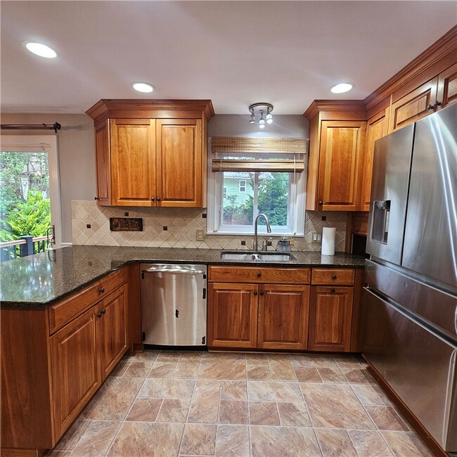 Building Photo - 50 Greenview Dr