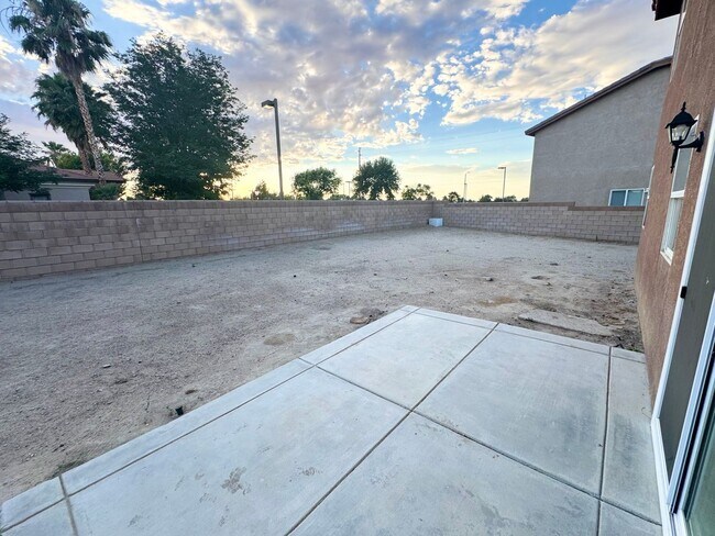 Building Photo - Spacious 5 bedroom home