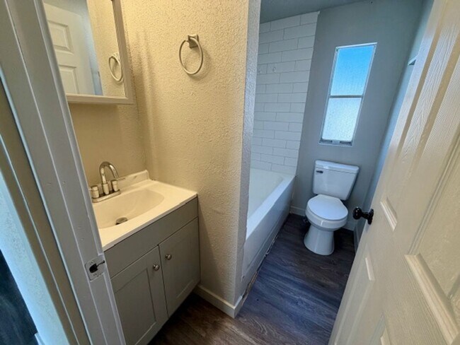 Building Photo - AVAILABLE NOW - 2 Bedroom/2 Bath in Pleasant Grove