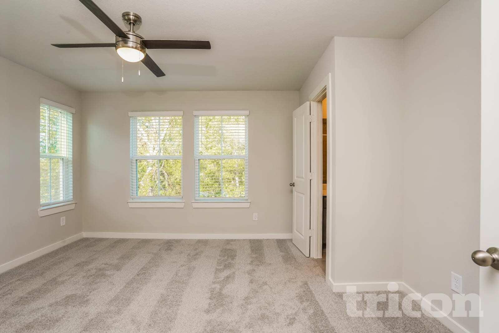 Building Photo - 9835 Willow Creek Commerce Dr