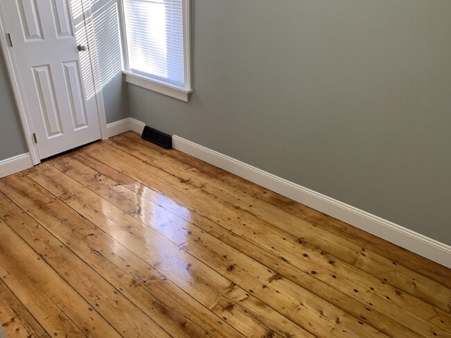 Building Photo - 1ST FLOOR!  3-bedroom unit located on a quiet dead-end street!