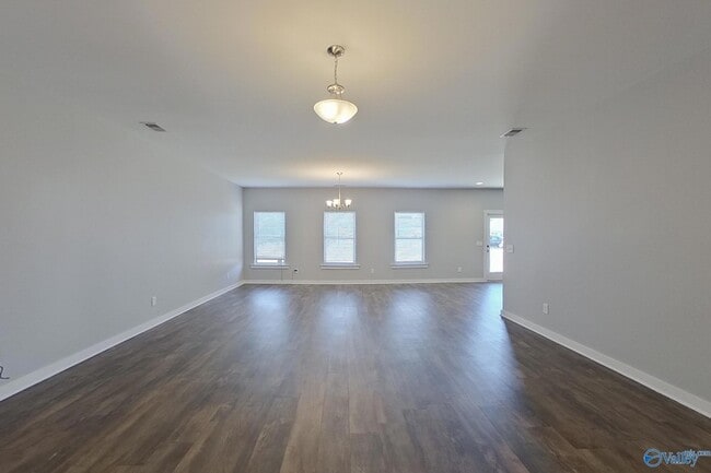 Building Photo - 204 White Oak Cir