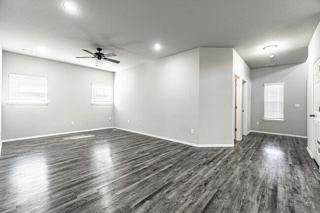 Building Photo - Welcome to this stunning 3-bedroom, 3-bathroom home located in the heart of Bentonville