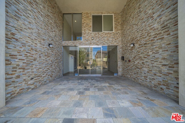 Building Photo - 970 S St Andrews Pl