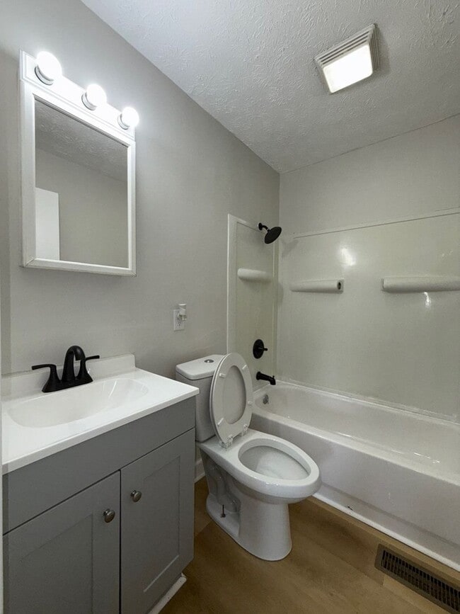 Building Photo - Beautifully Updated 3BR Home w/ Fenced Yard & 2-Car Garage