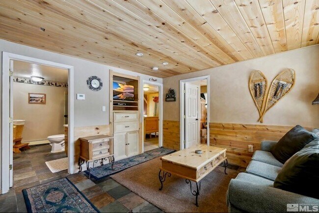 Building Photo - Large quiet condo backs to the forest