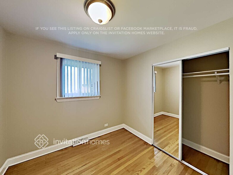 Building Photo - 253 E La Porte Dr