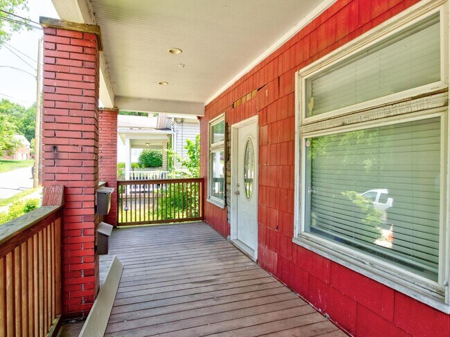 Building Photo - 506 Bryan Ave