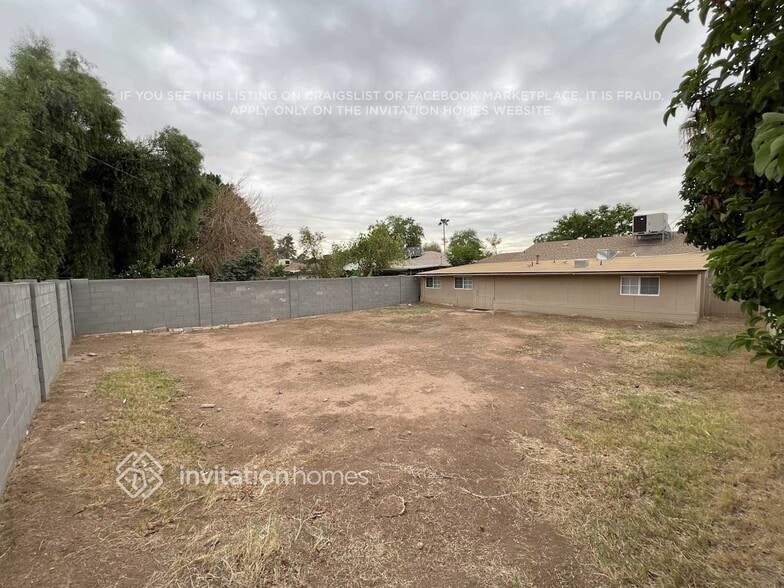 Building Photo - 2747 N Greenfield Rd