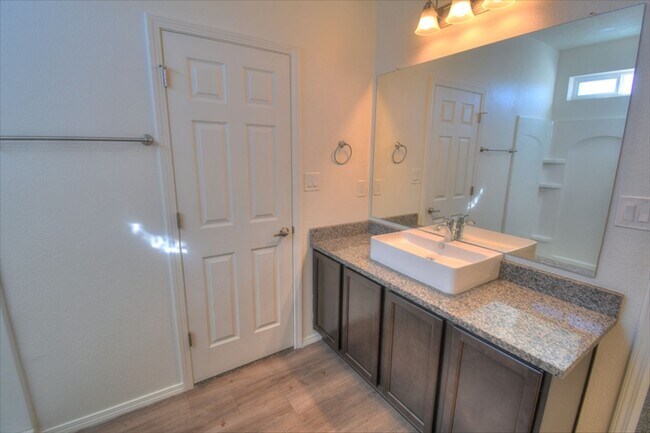 Building Photo - North Valley Town Home READY NOW!