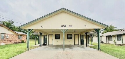 Building Photo - 802 Hackberry St