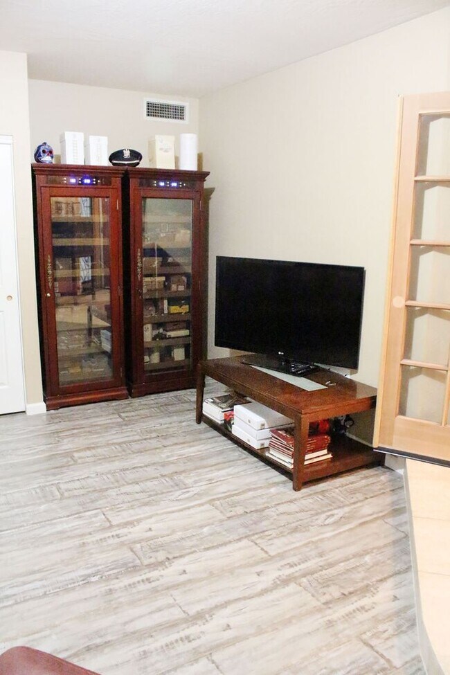 Building Photo - Mesa Gem with Pool for Rent!