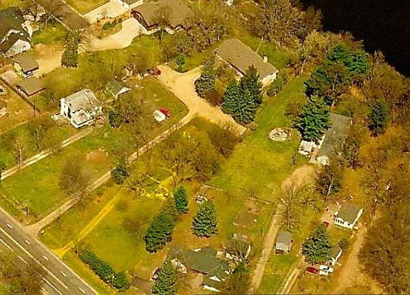 Building Photo - Roommate wanted to share charming cottage nestled in the woods!