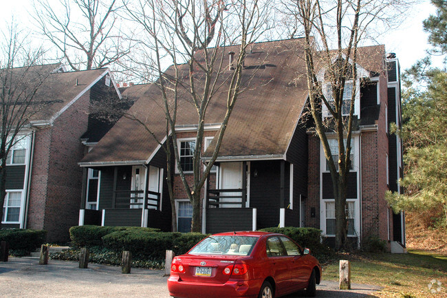 Building Photo - Flying Hills Village