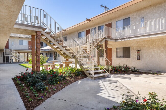 Courtyard - Tiki Aloha Apartments