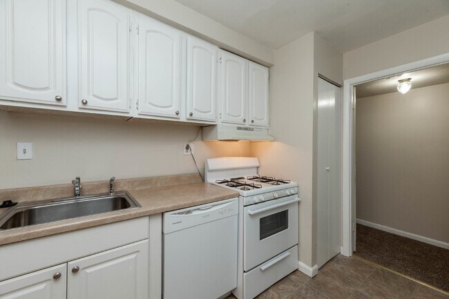 Building Photo - Looking for a 2 bedroom (1 bed w Den/additional small bedroom)