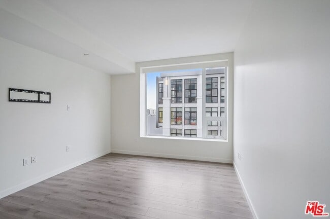 Building Photo - 1050 S Grand Ave