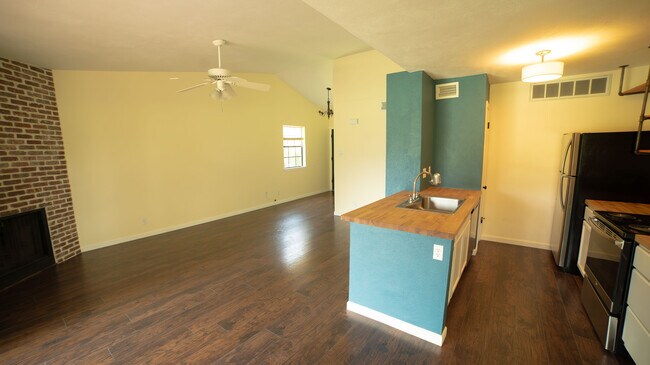 Building Photo - 1601 Faro Dr