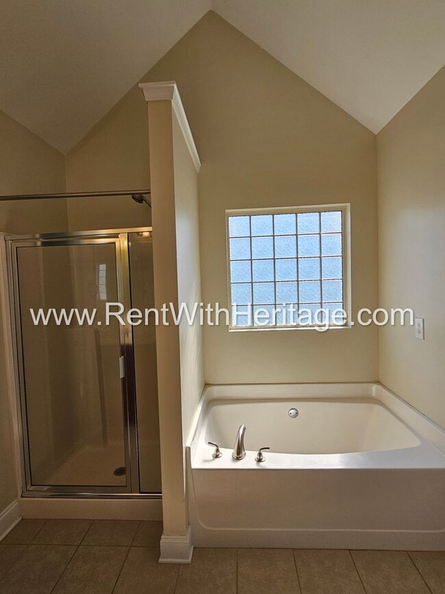 Building Photo - Amazing 4 Bedroom/ 3 Bath Home / Attention...