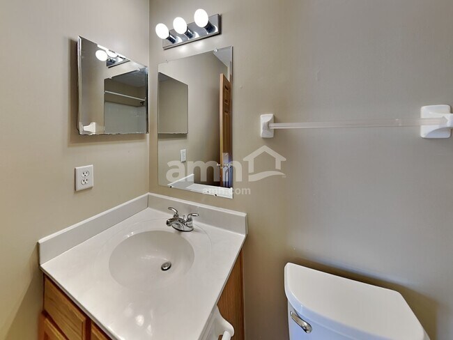 Building Photo - 69 Hutchison St