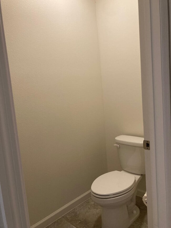 Building Photo - 863 Carlyle Ave