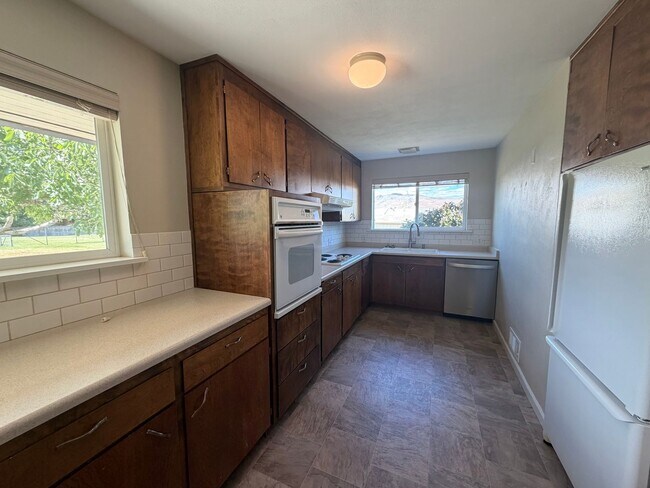 Building Photo - 3-bedroom 2-bathroom Single Family Home