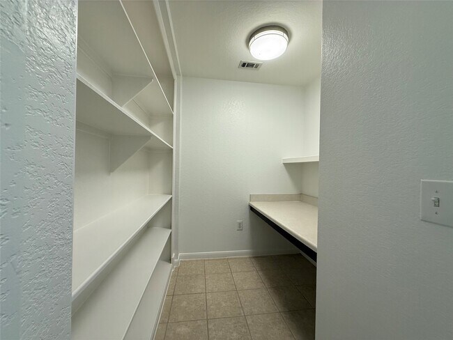 Building Photo - 7575 Kirby Dr