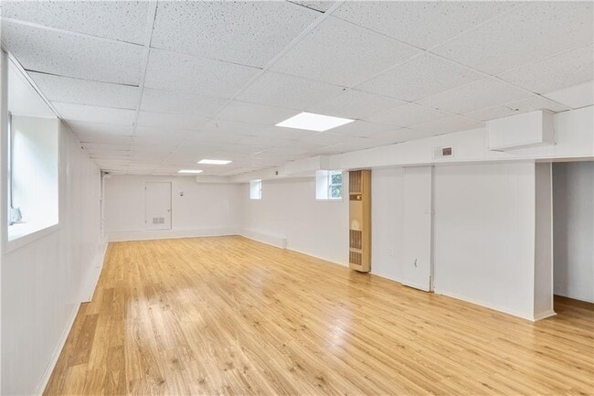 Building Photo - 3659 Admiral Dr