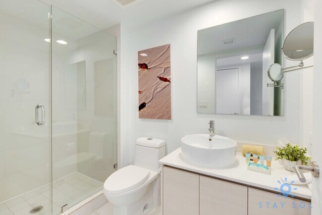 Building Photo - 2602 E Hallandale Beach Blvd