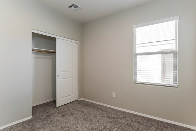 Building Photo - 334 S Willow Wick Dr