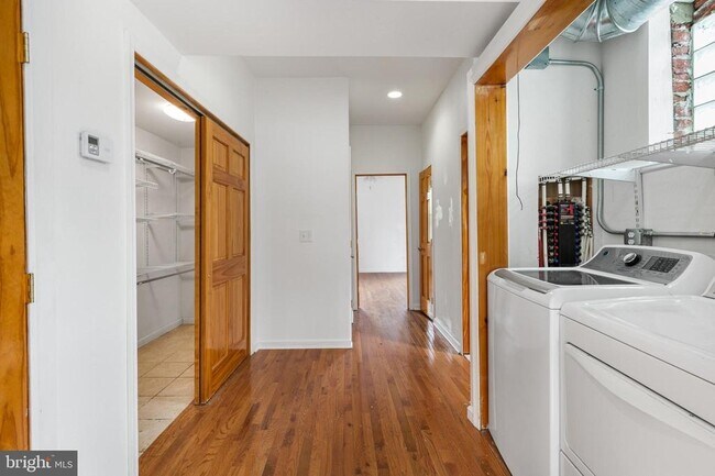 Building Photo - 1704 W Girard Ave