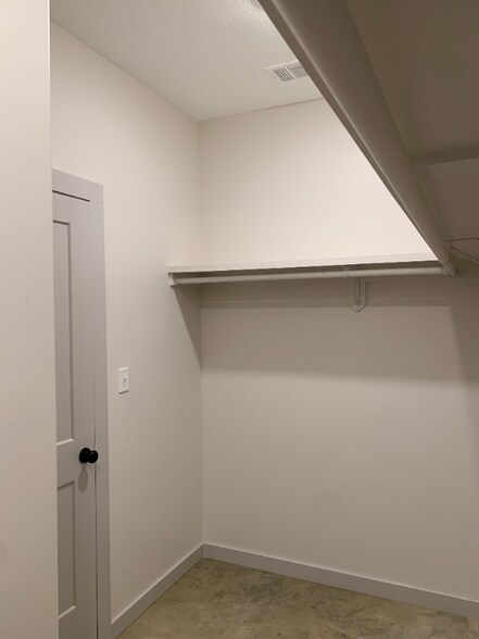 Building Photo - 4616 Wolf Run Trl
