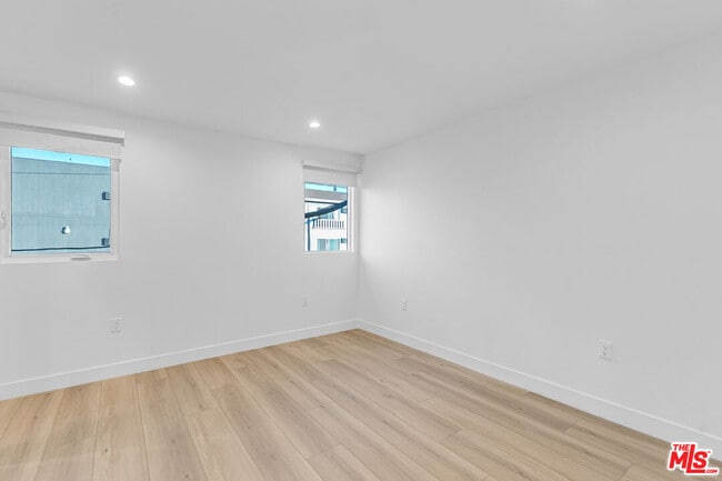 Building Photo - 5413 1/2 Troost Ave