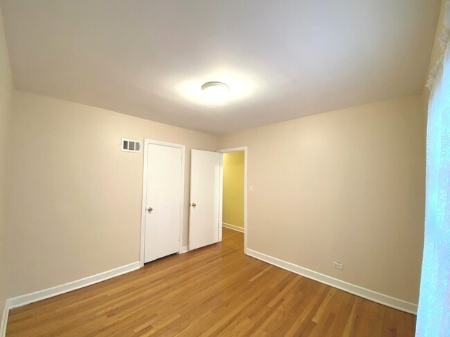Building Photo - 2830 W Summerdale Ave