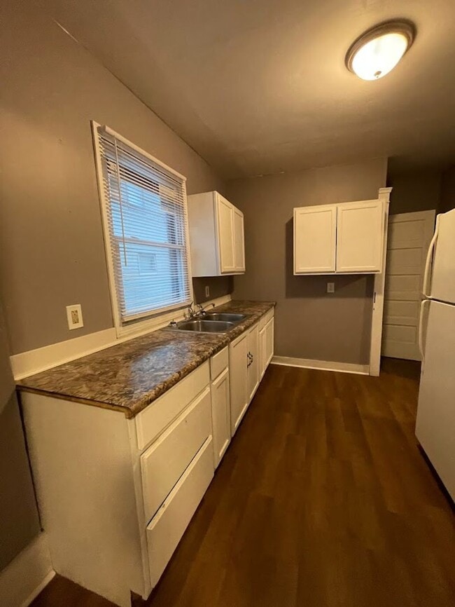 Building Photo - Three bedroom one bathroom home for rent!