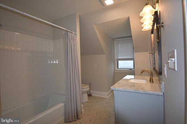 Building Photo - 295 Bay St