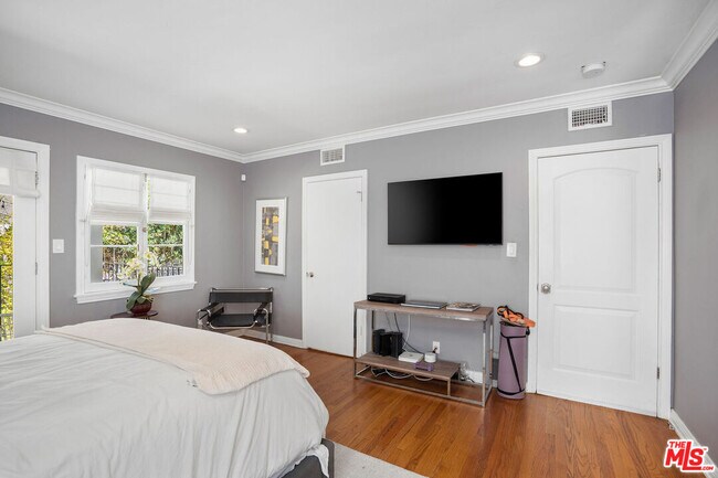 Building Photo - 4734 Los Feliz Blvd