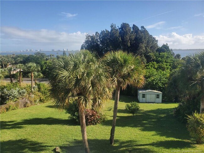 Building Photo - 4203 NE Skyline Dr