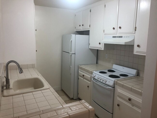 Building Photo - NICE ONE BEDROOM, LOWER LEVEL APARTMENT IN...