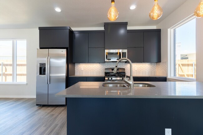 Two Story (3 bed/3.5 bath/1 car garage) - 406 38th St