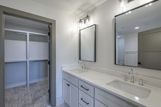 Building Photo - 1025 Southwalk Dr