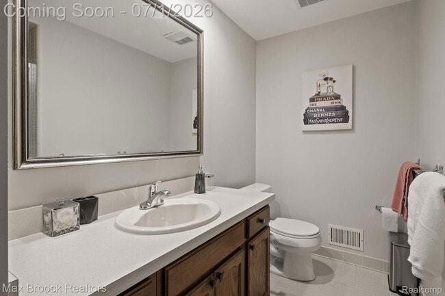 Building Photo - 1125 Meadowglen Ct