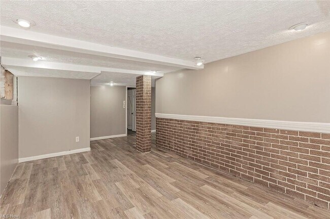 Building Photo - Lakefront 4-Bedroom Home for Rent in Euclid, OH