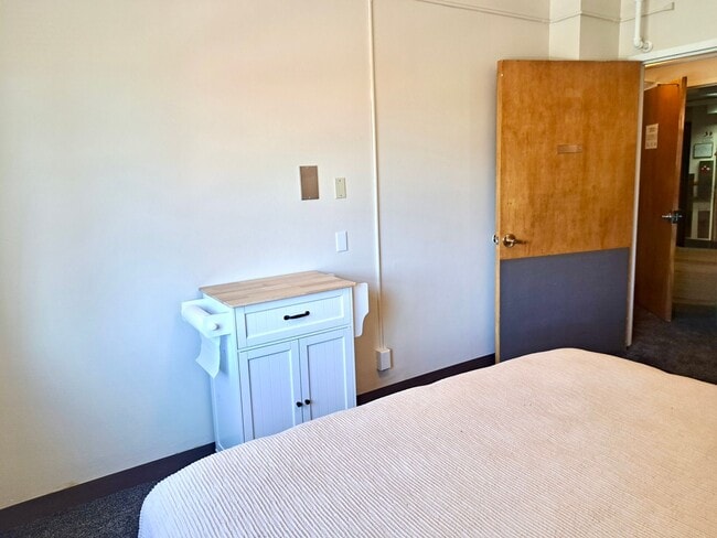 Building Photo - UNDER NEW MANAGEMENT: 2bdrm/1ba Efficiency Room - Pet Friendly!