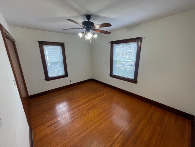 Building Photo - 1 Bedroom House Near Columbian Park - AVAILABLE IN MAY