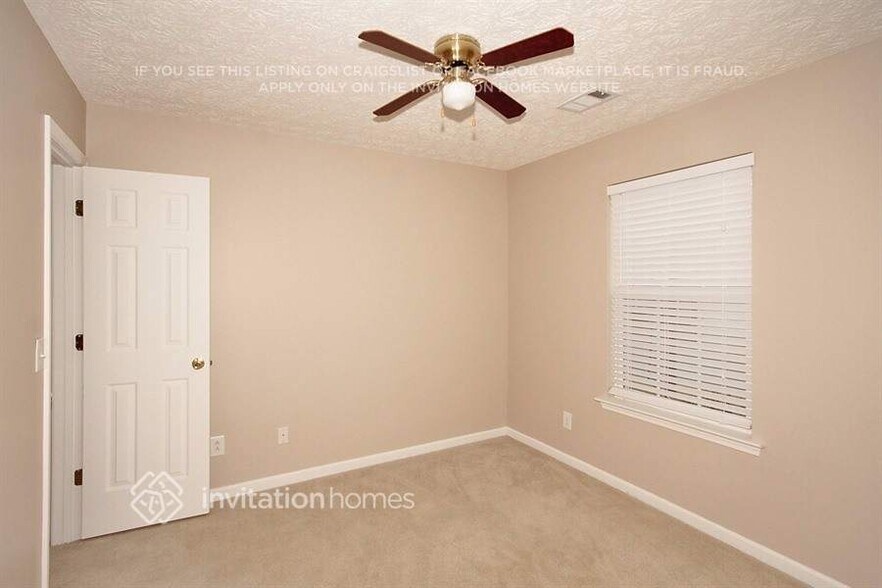 Building Photo - 302 Meadows Ln