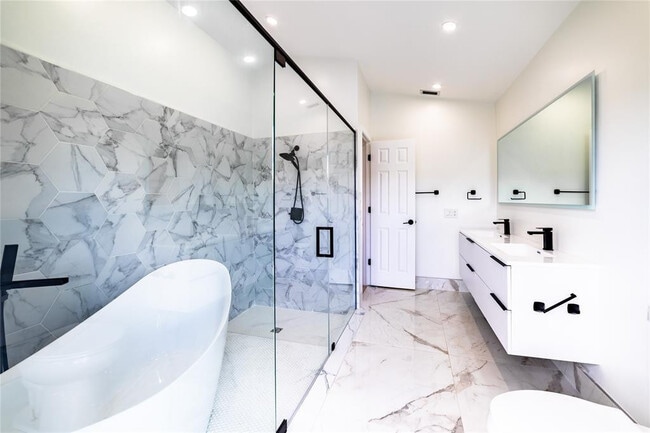 Building Photo - 1260 NW 101st Ave